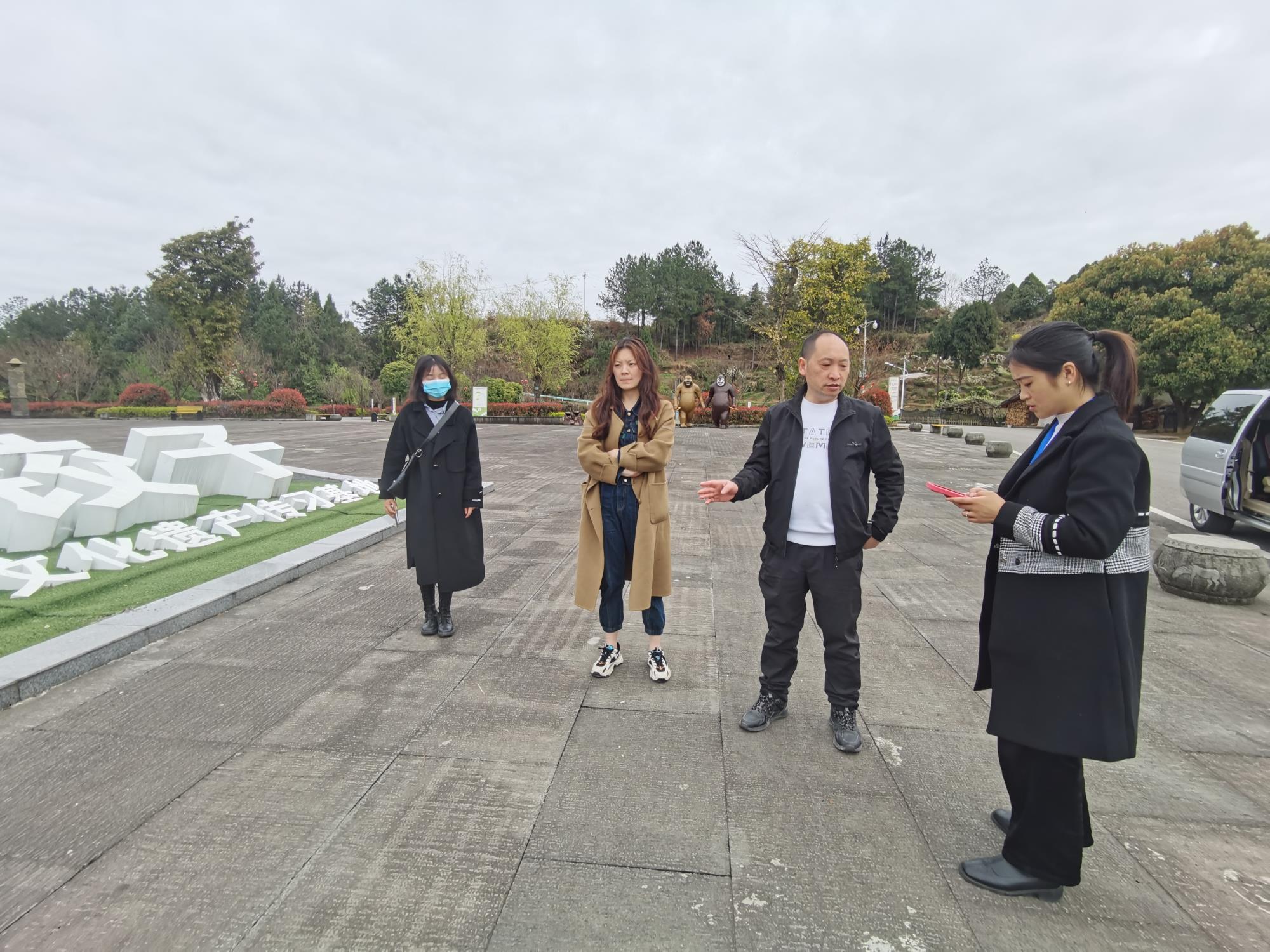 平昌县旅游产业发展中心邱猛主任一行到皇家山指导工作-皇家山
