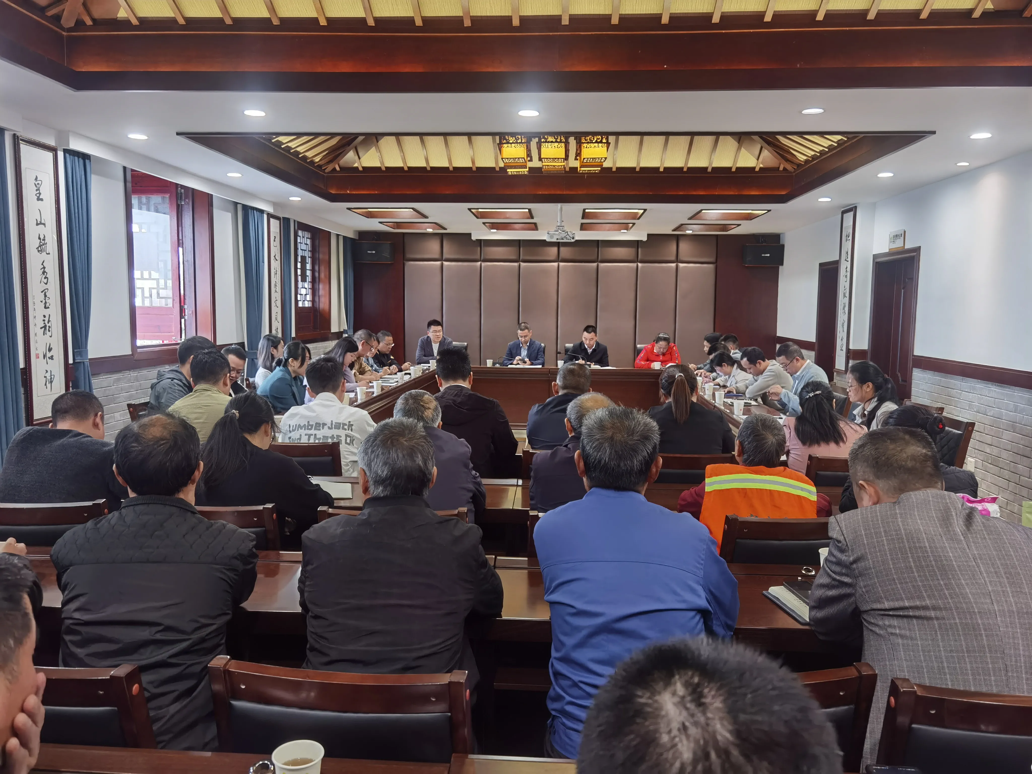 安卫主持召开2023年景区管理暨“中秋·国庆”节前安全工作专题会议-皇家山